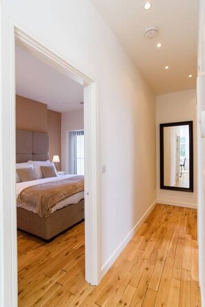 1 dormitorio, escritorio, tabla de planchar con plancha y wifi