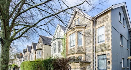 The Loft | Trendy Top Floor 1 Bed | Oakfield Apts