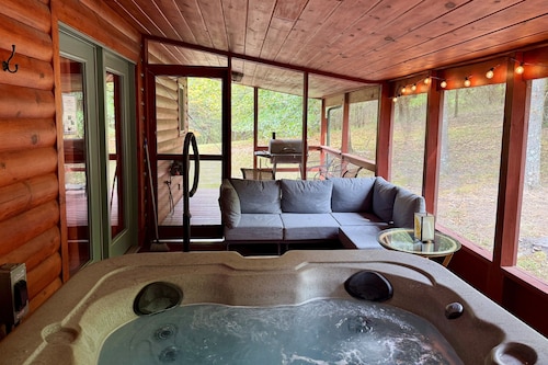 Romantic Cabin w/ Hot Tub Near Carbondale