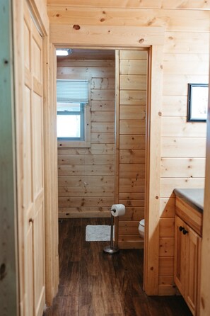 Douche, séchoir à cheveux, serviettes fournies