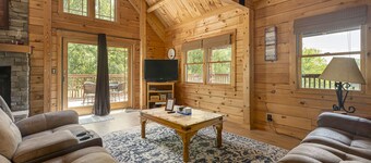 Luxury Log Cabin w/ Hot Tub Near Carbondale