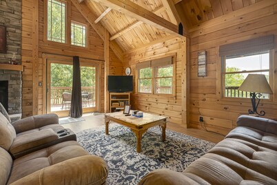 Luxury Log Cabin w/ Hot Tub Near Carbondale