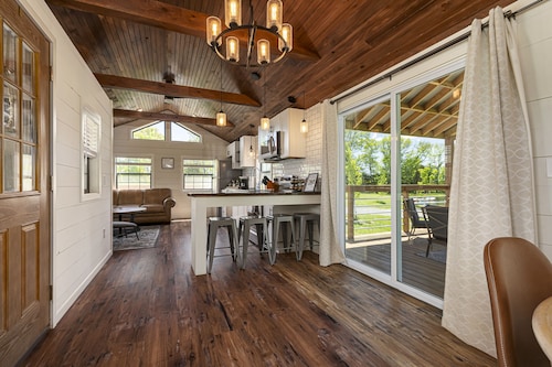 Upscale Cabin w/ Beach Near Lake of Egypt