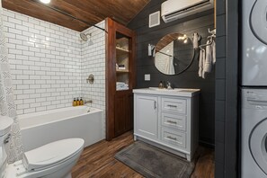 Baignoire, sèche-cheveux, serviettes fournies