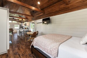 1 bedroom, iron/ironing board, free WiFi, bed sheets - Upscale Cabin w/ Beach Near Lake of Egypt (Marion)