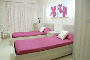 8 Schlafzimmer, Zimmersafe, Bügeleisen/Bügelbrett, Reisekinderbett