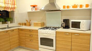 Fridge, microwave, oven, stovetop