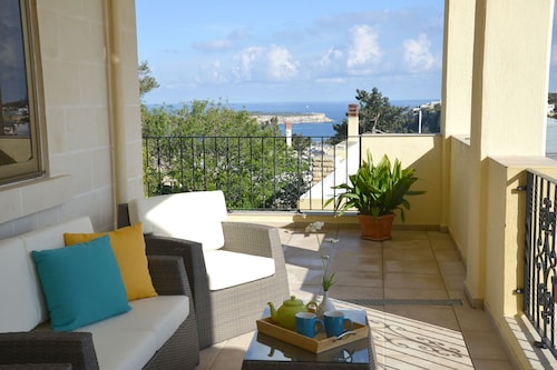 Holidaysinmalta  Private Pool Villa Margherita sleeps 16