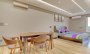 Habitación doble Premium | Escritorio, tabla de planchar con plancha, wifi gratis y ropa de cama 