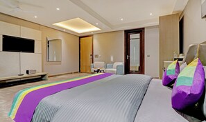 Habitación doble Deluxe | Escritorio, tabla de planchar con plancha, wifi gratis y ropa de cama 