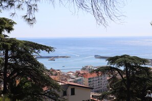 A coastal cityscape with buildings, a marina, and a clear view of the sea. - kaDevi Holiday home -full center, private garage and bikes (Sanremo)