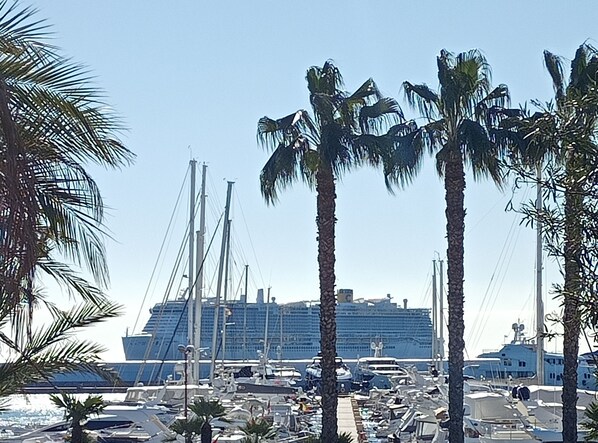 Marina - kaDevi Holiday home -full center, private garage and bikes (Sanremo)