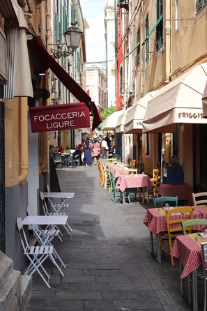 Outdoor dining - kaDevi Holiday home -full center, private garage and bikes (Sanremo)