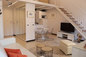 Smart TV - kaDevi Holiday home -full center, private garage and bikes (Sanremo)