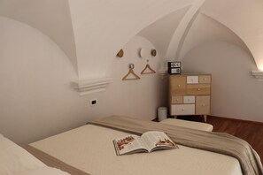 A bedroom with a bed, a dresser, and a book on the bed. - kaDevi Holiday home -full center, private garage and bikes (Sanremo)