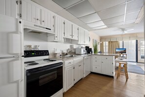 Mikrobølgeovn, oppvaskmaskin og spisebord