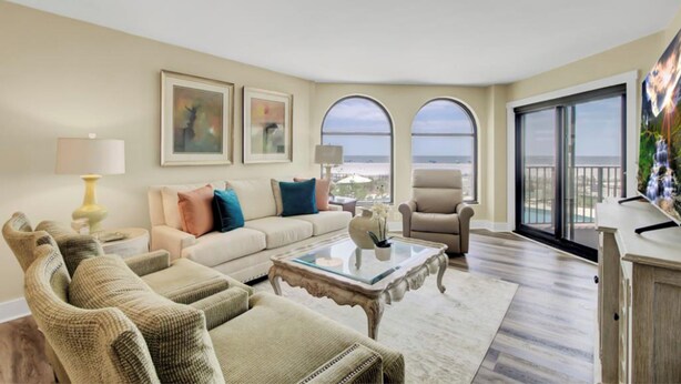 Living area - 117 Seascape by AvantStay | Oceanfront | Views | Communal Swimming Pool (Isle Of Palms)