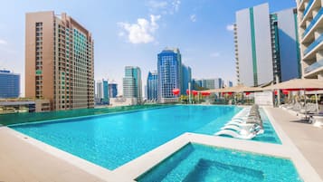 2 hồ bơi ngoài trời