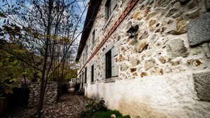A stone building with a narrow pathway leading to the entrance. - Posada Peña Pintada by Vivere Stays (Cercedilla)