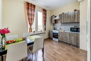 Full-sized fridge, microwave, oven, stovetop