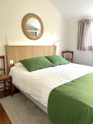 4 bedrooms, iron/ironing board, free WiFi, bed sheets