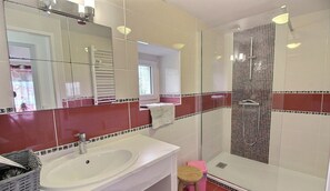 Shower, hair dryer - Ty Pauline - Lanvellec (LANVELLEC)