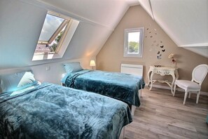 3 bedrooms, desk, iron/ironing board, free WiFi