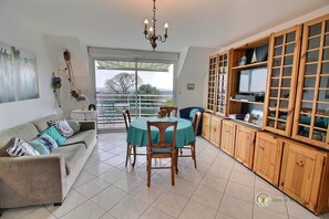 Fernseher, DVD-Player, Stereoanlage