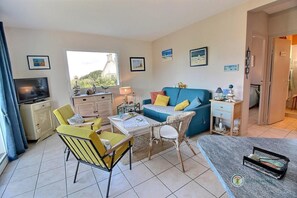 TV, DVD player, livros, aparelho de som