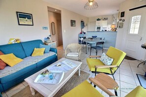 TV, DVD player, livros, aparelho de som