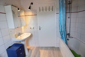 浴缸、吹风机、毛巾