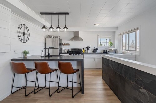 Hidden Loft | 3-Bedroom | Walk to Beach | Sleeps 6