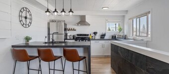 Hidden Loft | 3-Bedroom | Walk to Beach | Sleeps 6