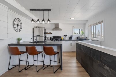 Hidden Loft | 3-Bedroom | Walk to Beach | Sleeps 6
