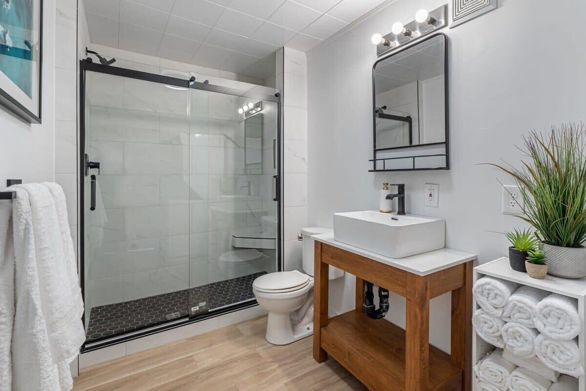 Shower, hair dryer, towels, shampoo