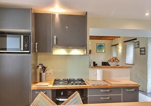 Fridge, microwave, oven, stovetop - Leur Min - PENVENAN - Gîte (PENVENAN)