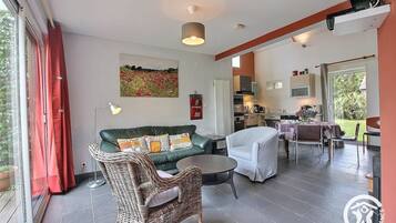 Télévision, cheminée, livres, chaßne hi-fi