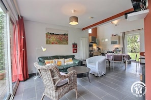 TV, peis, bøker og stereoanlegg