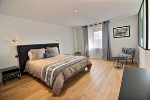 4 bedrooms, desk, iron/ironing board, free WiFi