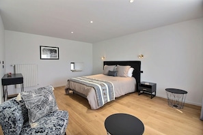 4 chambres, bureau, fer et planche à repasser, accès au Wi-Fi (inclus)