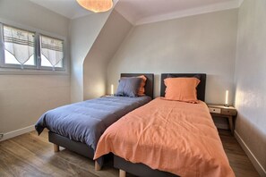 3 bedrooms, iron/ironing board, free WiFi, bed sheets