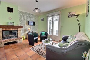 TV, fireplace, DVD player, stereo