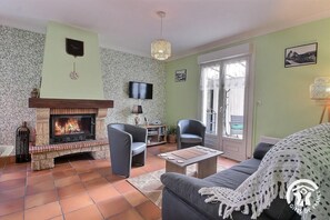 Télévision, cheminée, lecteur de DVD, chaîne hi-fi