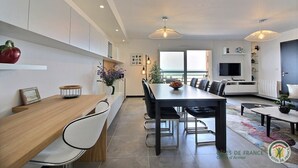 Un espacio moderno para vivir con comedor, cocina y zona de estar.