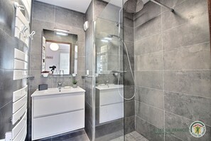 Badekar, hårtørrer, håndklæder