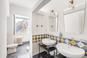 Douche, bidet, serviettes fournies, savon