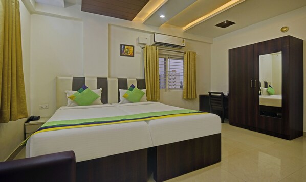 Standard Double Room | Desk, iron/ironing board, free WiFi, bed sheets