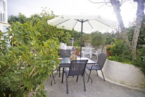 Outdoor dining - Areopolis Art Apartment for 6, in Areopoli,Mani (Areopoli)