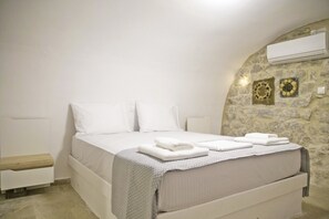 1 bedroom, in-room safe, iron/ironing board, free WiFi