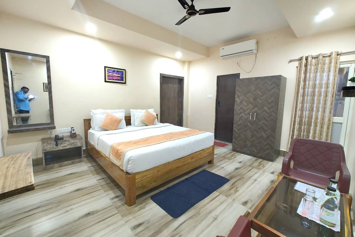 Egyptian cotton sheets, premium bedding, memory-foam beds, in-room safe